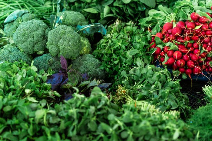 Broccoli, verdure a foglia e ravanelli al mercato